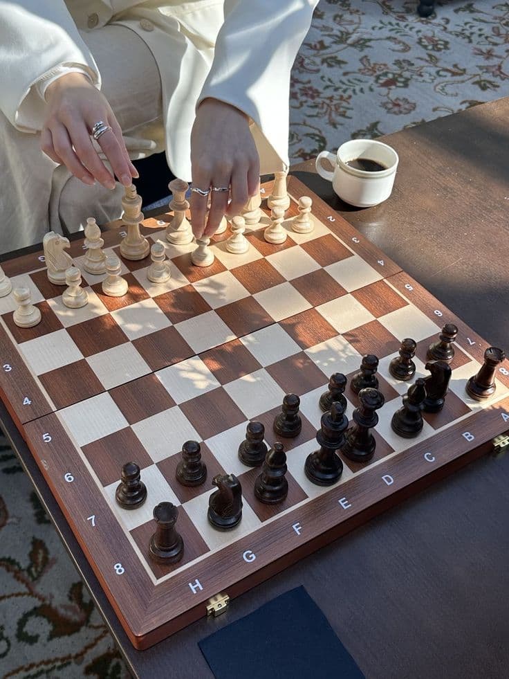 Zwei Leute spielen Schach