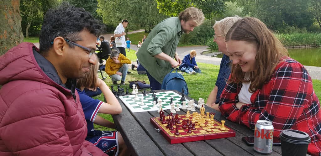 Zwei Leute spielen Schach