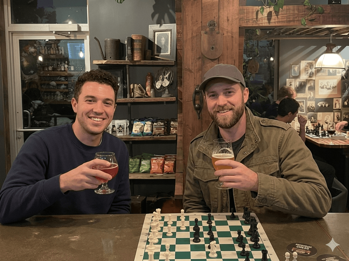 Zwei Leute spielen Schach