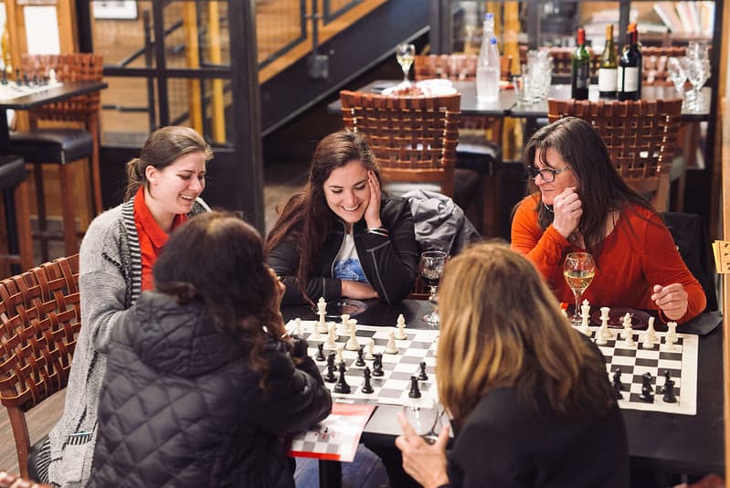 Zwei Leute spielen Schach