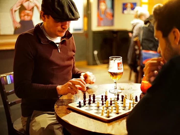 Zwei Leute spielen Schach