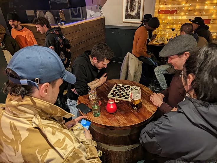 Zwei Leute spielen Schach