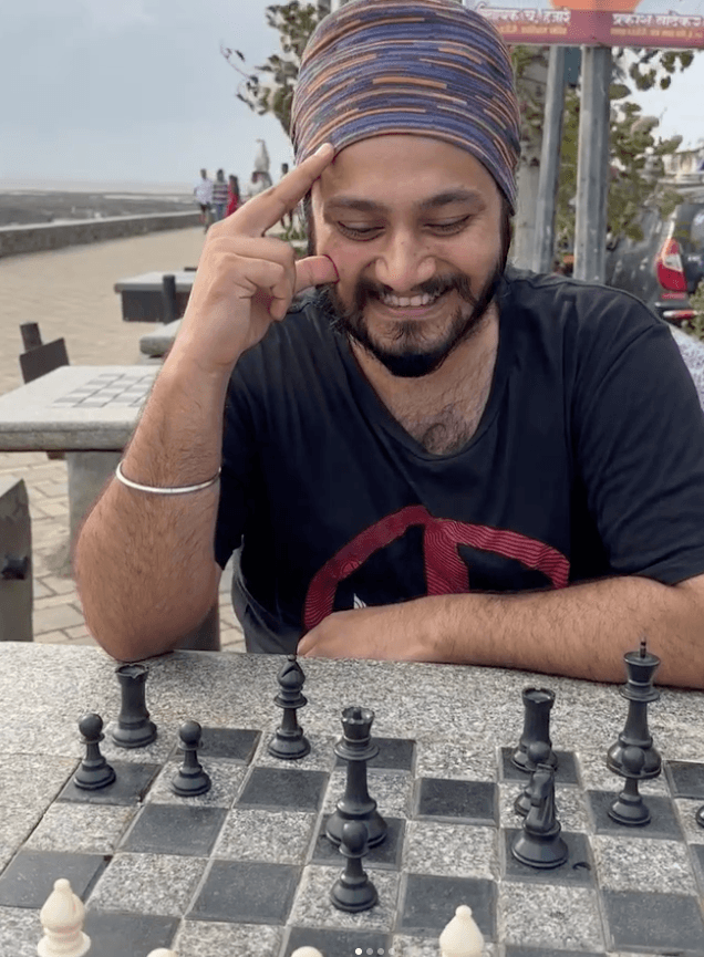 Zwei Leute spielen Schach