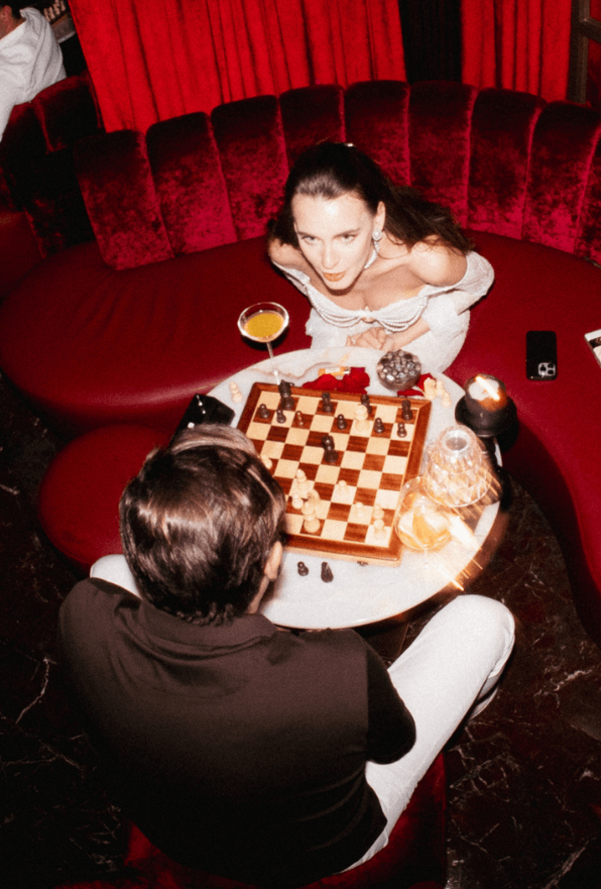 Zwei Leute spielen Schach