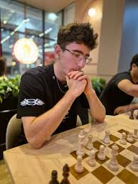 Zwei Leute spielen Schach