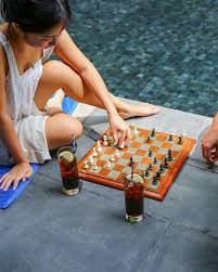 Zwei Leute spielen Schach