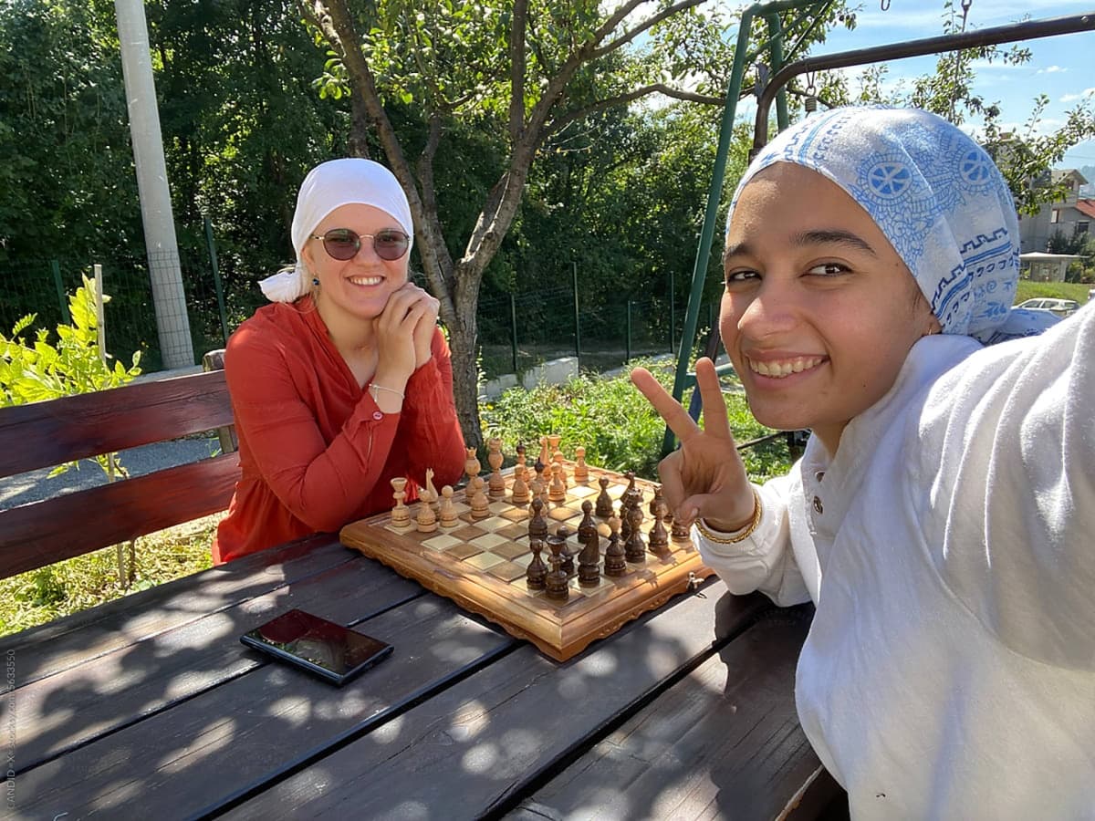 Zwei Leute spielen Schach