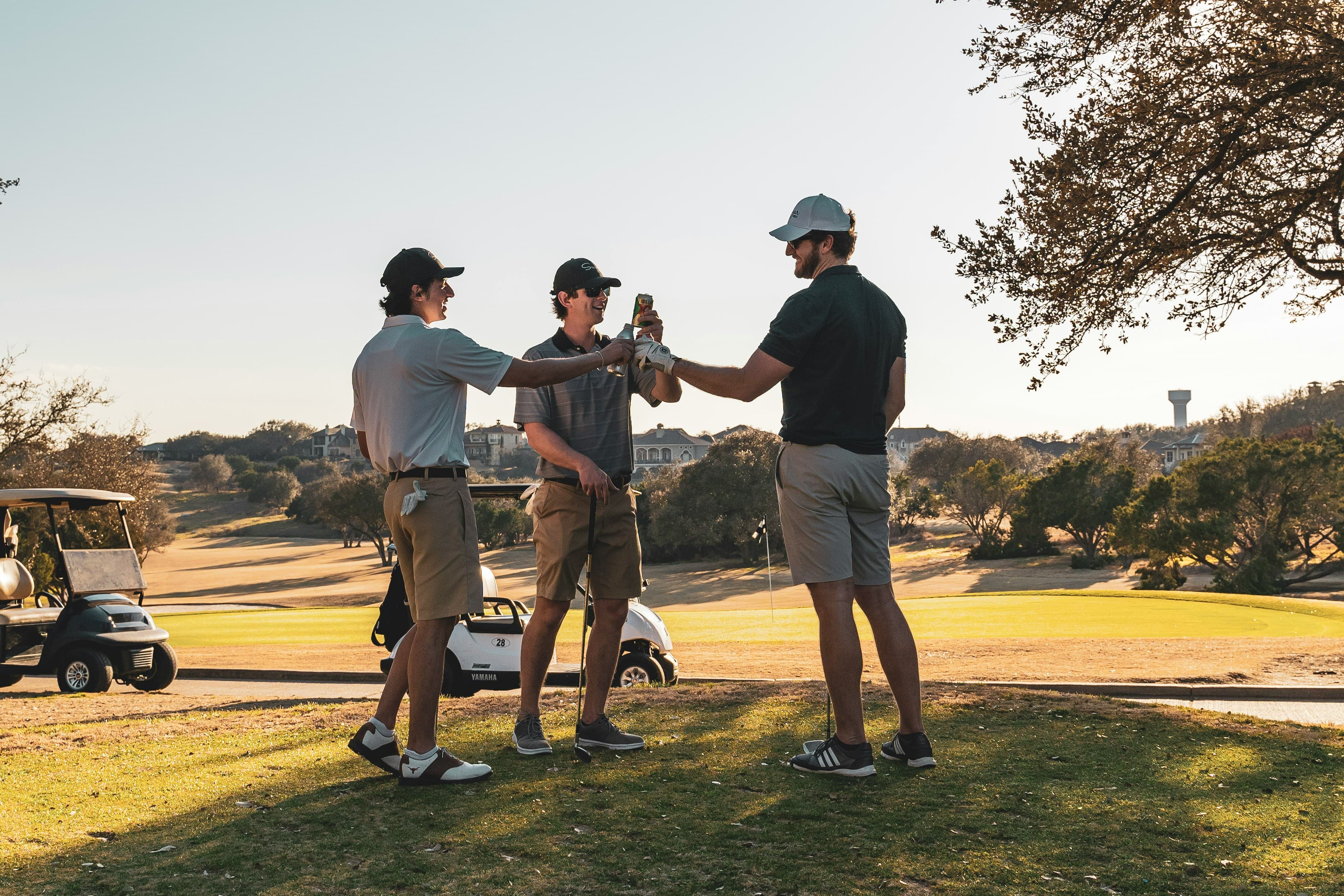 Golfer stoßen nach der Runde auf dem Platz an