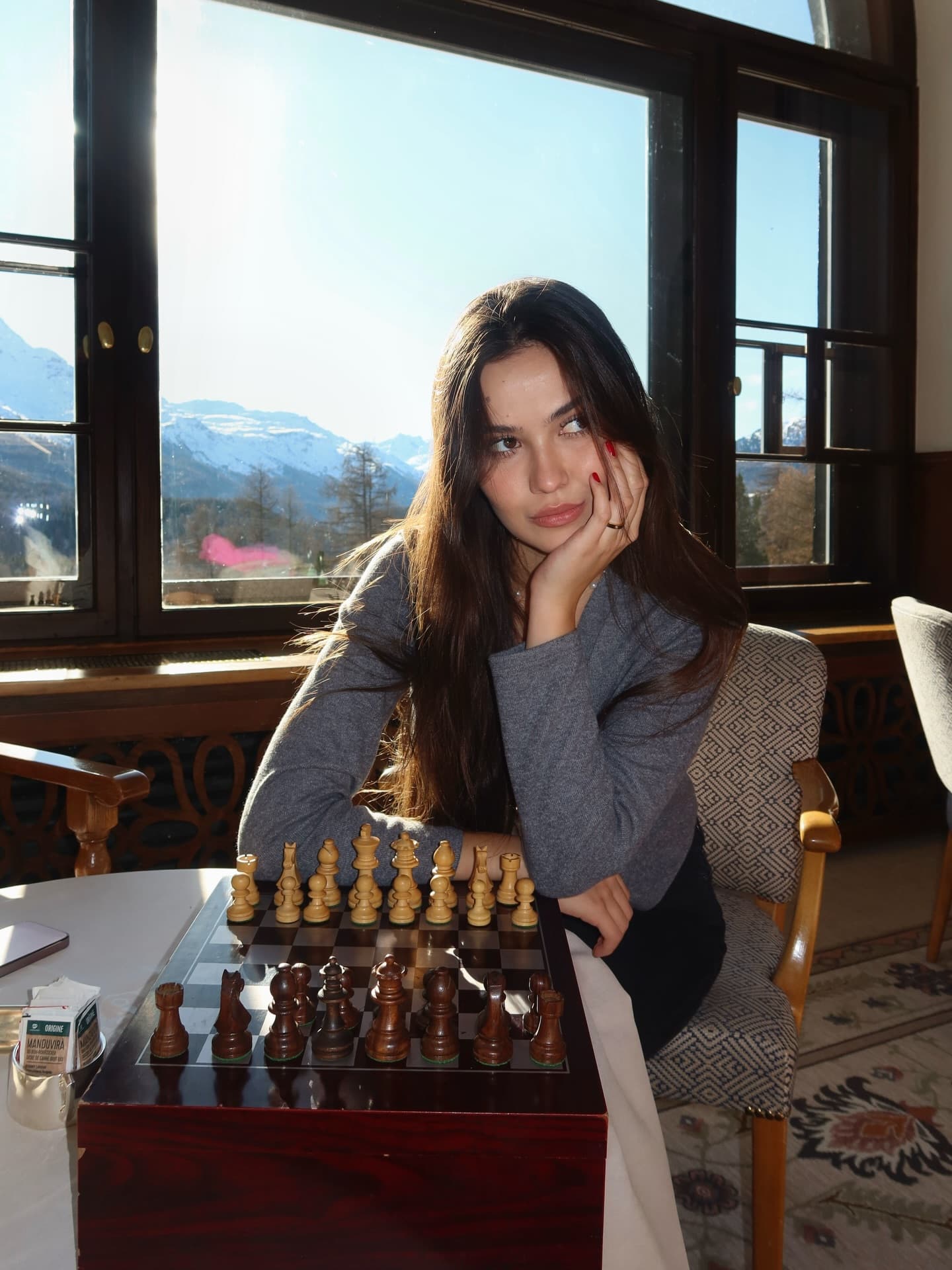 Zwei Leute spielen Schach