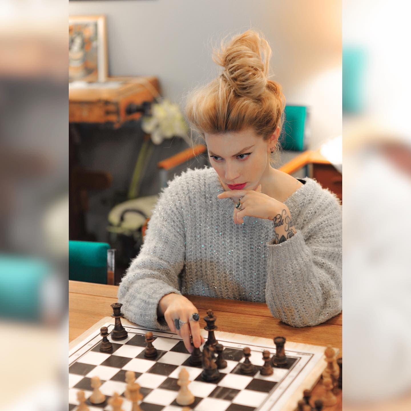 Zwei Leute spielen Schach