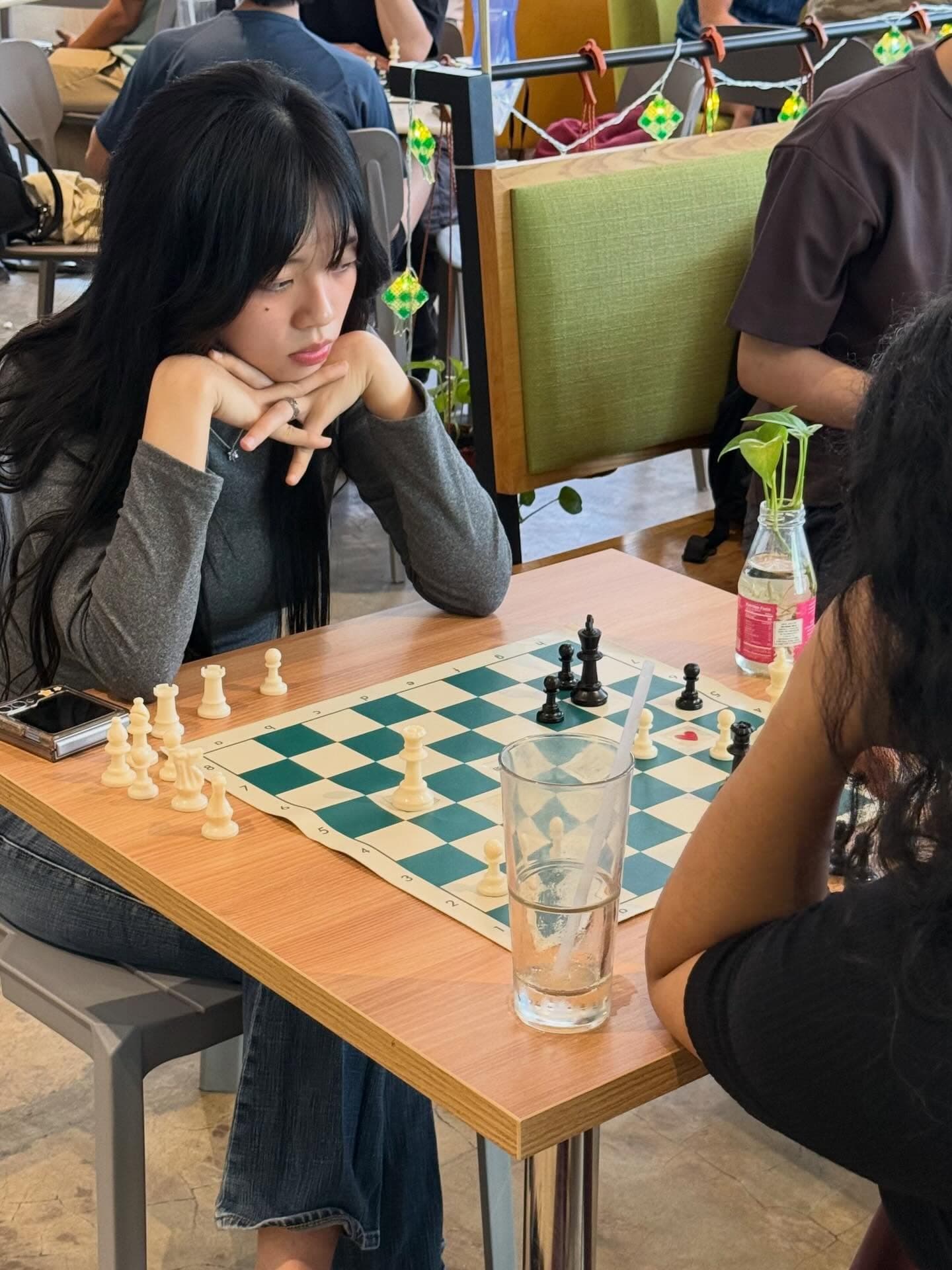 Zwei Leute spielen Schach