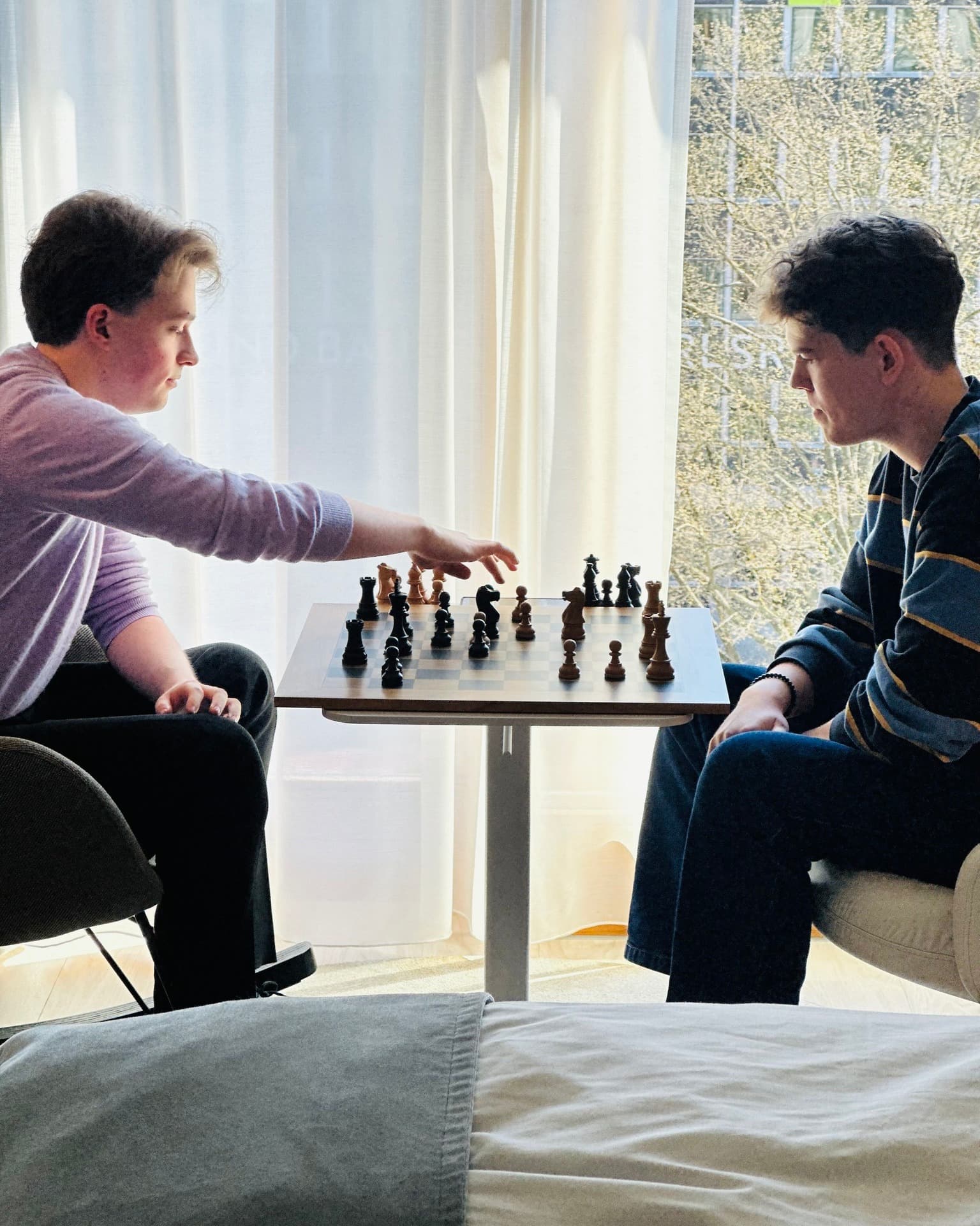 Zwei Leute spielen Schach