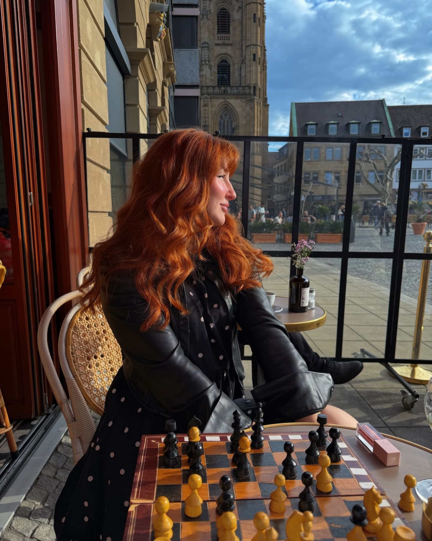 Zwei Leute spielen Schach